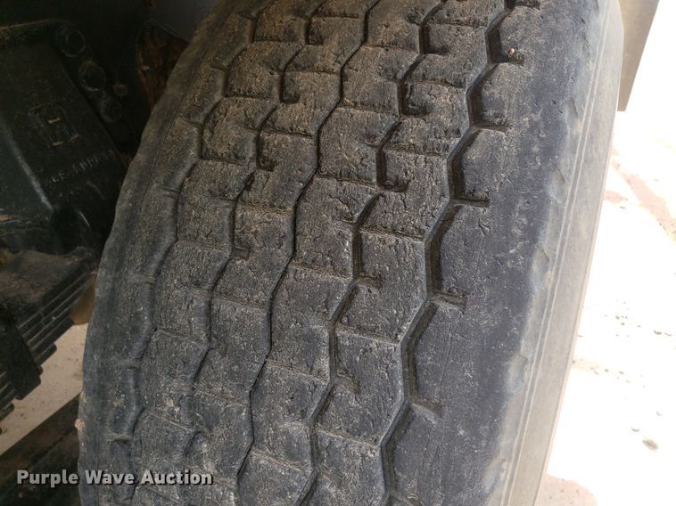 image for item IP9312 1986 Ford  LNT8000  vacuum truck