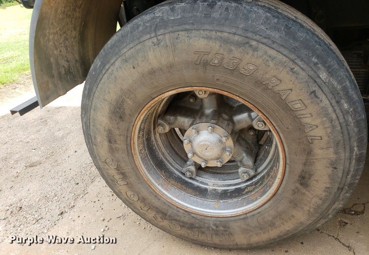 image for item IP9312 1986 Ford  LNT8000  vacuum truck