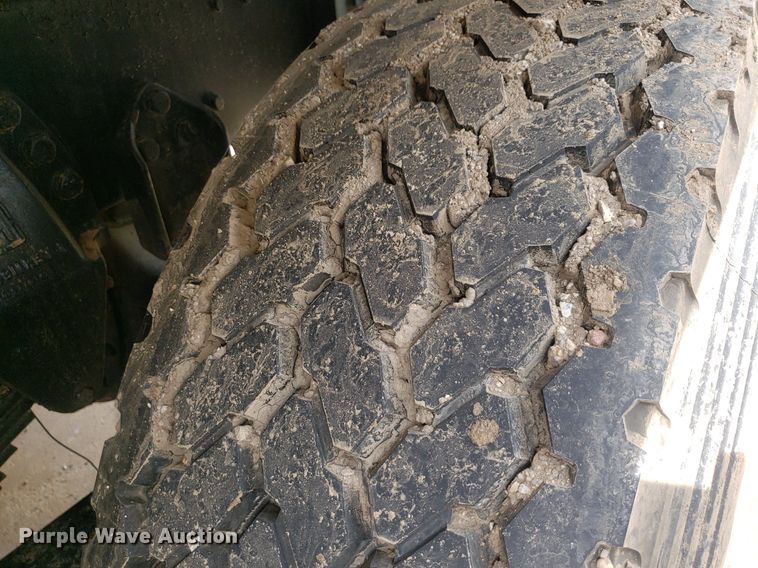 image for item IP9312 1986 Ford  LNT8000  vacuum truck