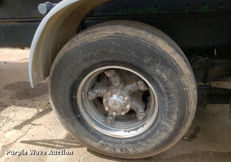 image for item IP9312 1986 Ford  LNT8000  vacuum truck