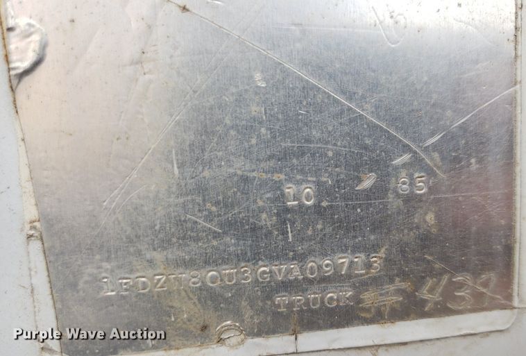 image for item IP9312 1986 Ford  LNT8000  vacuum truck