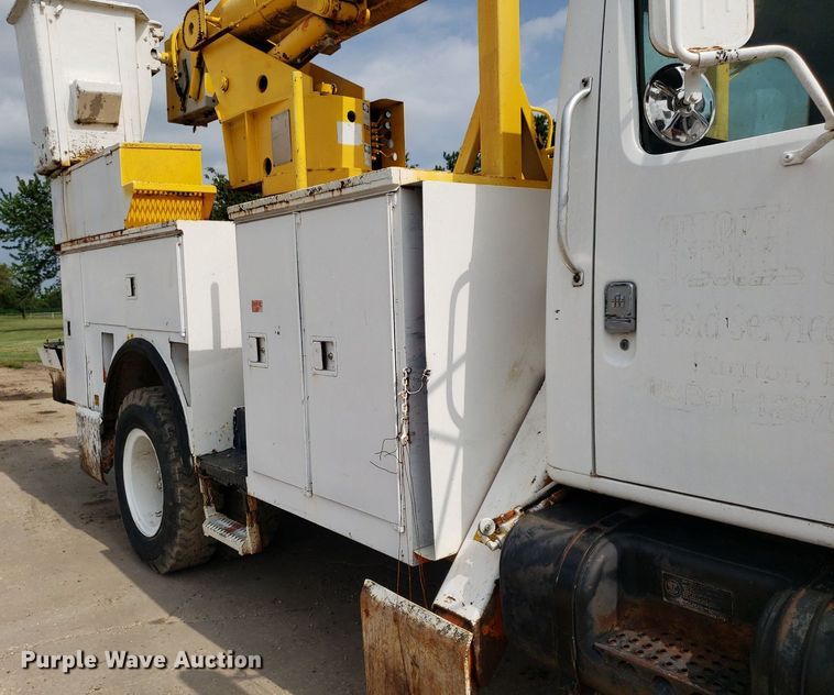 image for item IP9313 1983 International 1854  bucket truck