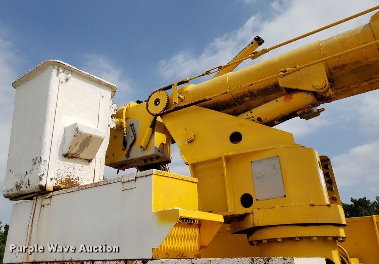 image for item IP9313 1983 International 1854  bucket truck