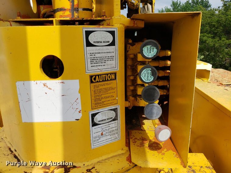 image for item IP9313 1983 International 1854  bucket truck