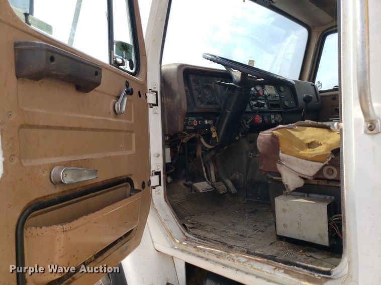 image for item IP9313 1983 International 1854  bucket truck