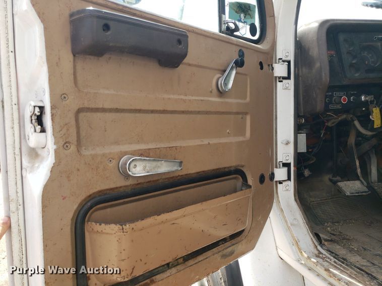 image for item IP9313 1983 International 1854  bucket truck