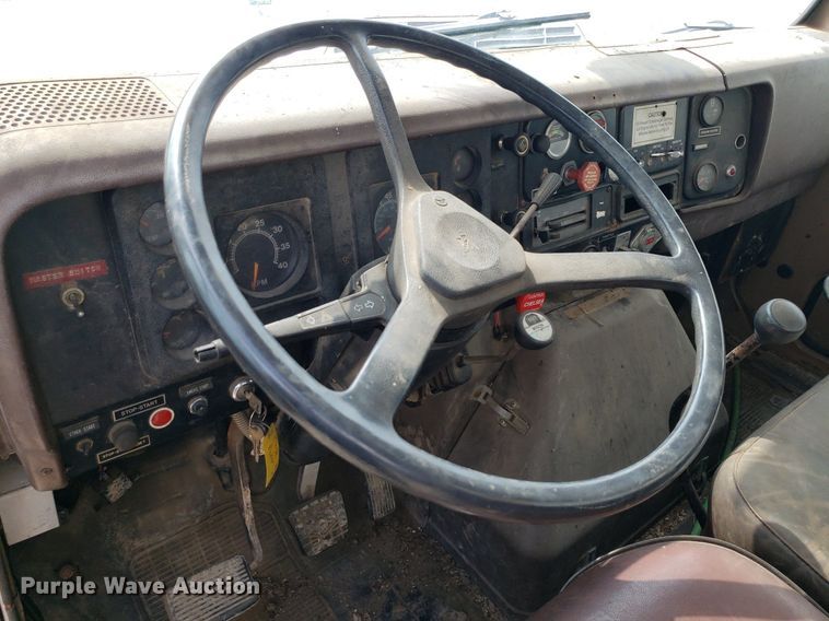 image for item IP9313 1983 International 1854  bucket truck