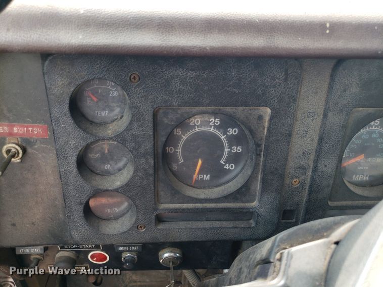 image for item IP9313 1983 International 1854  bucket truck