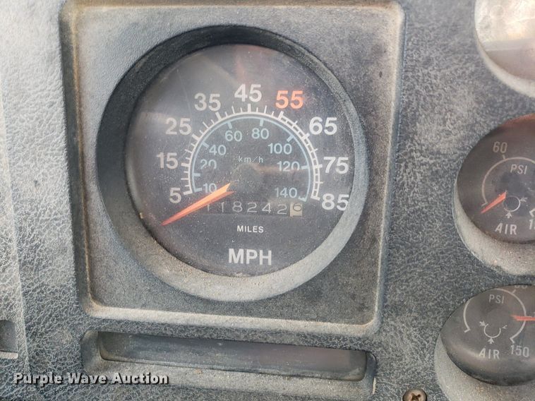 image for item IP9313 1983 International 1854  bucket truck