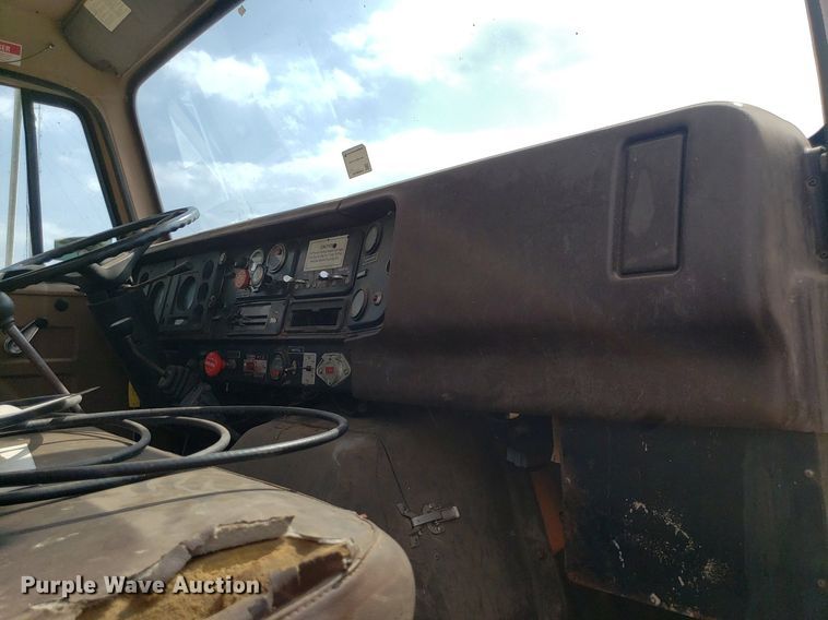 image for item IP9313 1983 International 1854  bucket truck