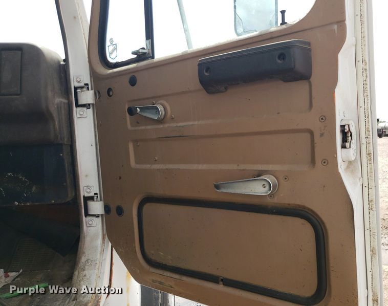 image for item IP9313 1983 International 1854  bucket truck