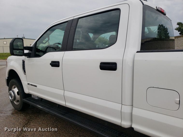 image for item IP9322 2021 Ford  F350 Super Duty  Crew Cab pickup truck