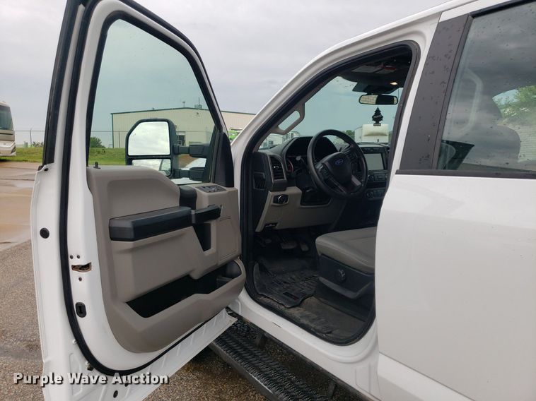 image for item IP9322 2021 Ford  F350 Super Duty  Crew Cab pickup truck