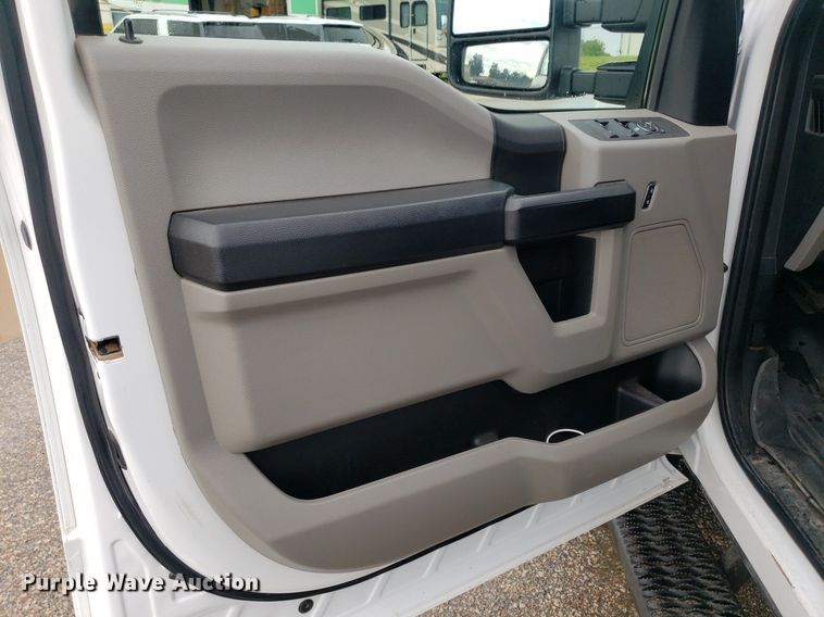 image for item IP9322 2021 Ford  F350 Super Duty  Crew Cab pickup truck