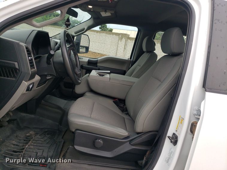 image for item IP9322 2021 Ford  F350 Super Duty  Crew Cab pickup truck