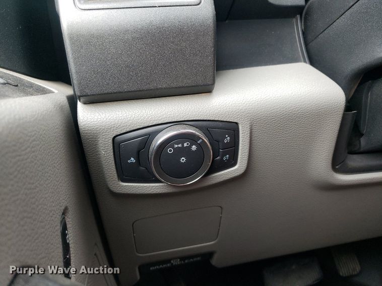 image for item IP9322 2021 Ford  F350 Super Duty  Crew Cab pickup truck