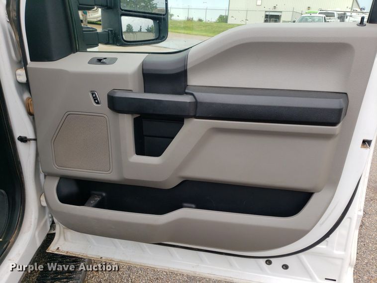 image for item IP9322 2021 Ford  F350 Super Duty  Crew Cab pickup truck