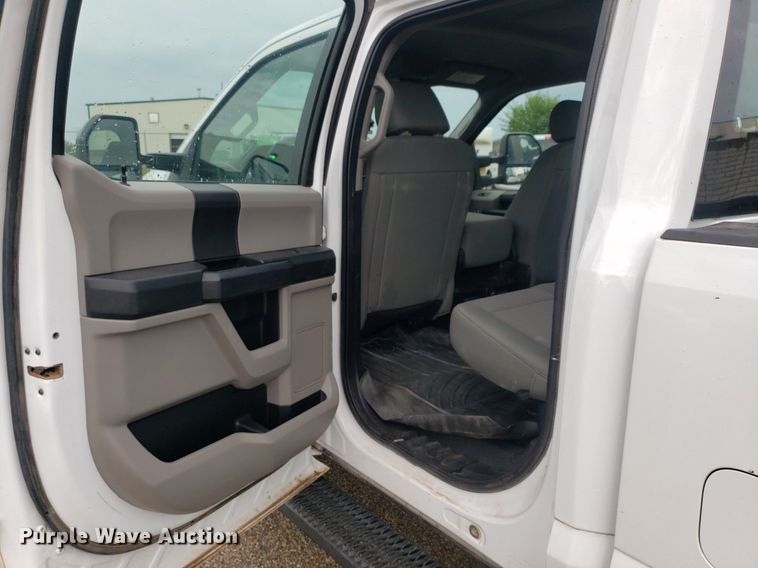 image for item IP9322 2021 Ford  F350 Super Duty  Crew Cab pickup truck