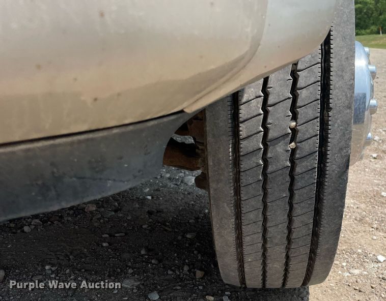 image for item JL9811 2008 Ford F450 Super Duty Lariat  Crew Cab flatbed truck