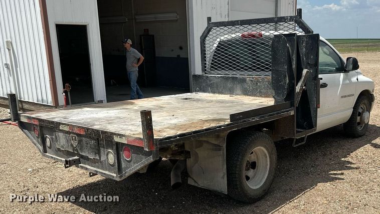 image for item KL9019 2004 Dodge Ram 3500  flatbed pickup truck
