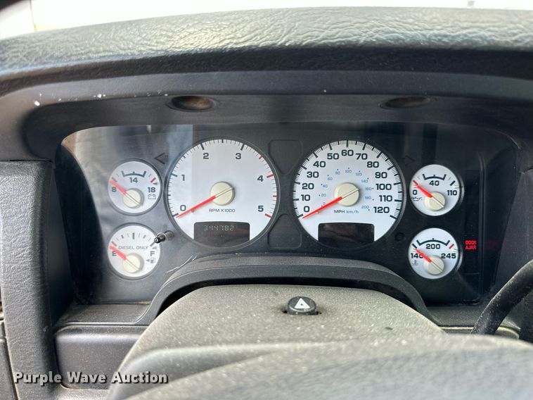 image for item KL9019 2004 Dodge Ram 3500  flatbed pickup truck