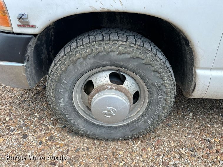 image for item KL9019 2004 Dodge Ram 3500  flatbed pickup truck