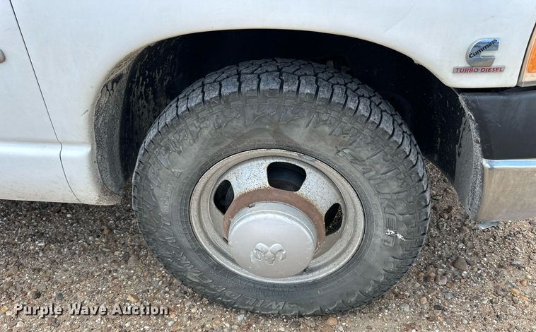 image for item KL9019 2004 Dodge Ram 3500  flatbed pickup truck