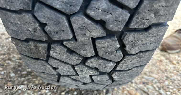 image for item KL9019 2004 Dodge Ram 3500  flatbed pickup truck