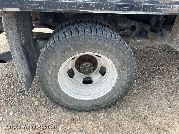 image for item KL9019 2004 Dodge Ram 3500  flatbed pickup truck