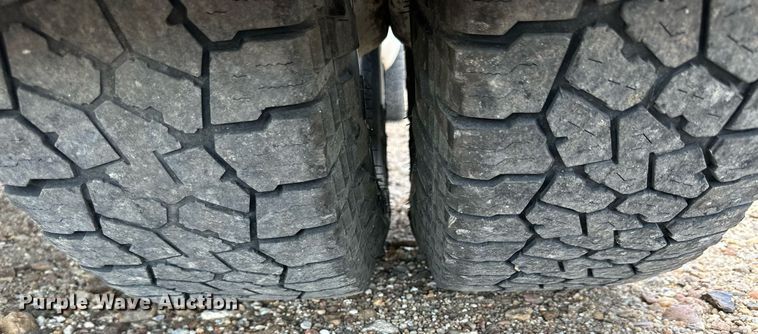 image for item KL9019 2004 Dodge Ram 3500  flatbed pickup truck