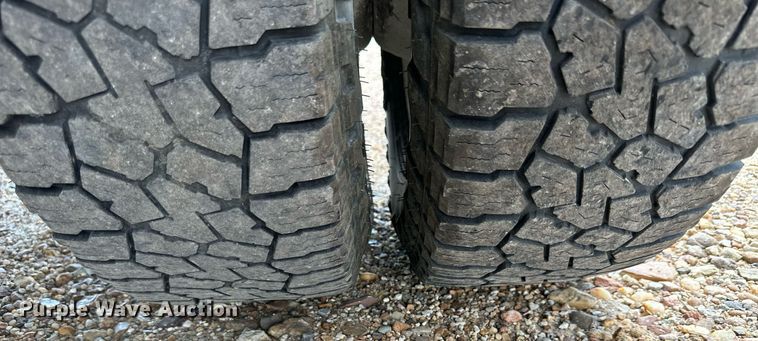 image for item KL9019 2004 Dodge Ram 3500  flatbed pickup truck