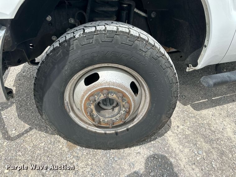 image for item KM9862 2014 Ford F350 Super Duty  utility bed pickup truck