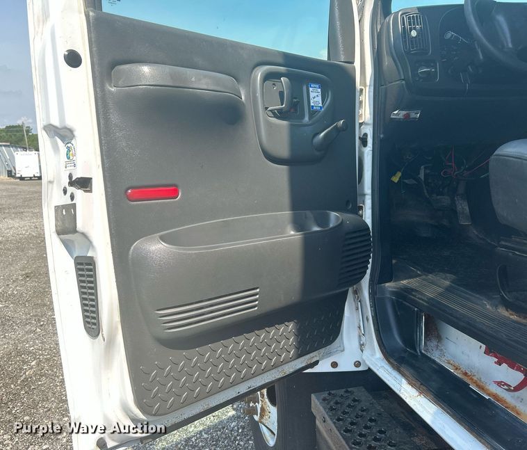 image for item KW9220 2006 GMC C7500  box truck