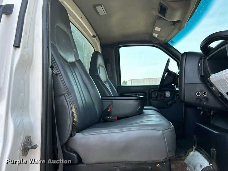 image for item KW9220 2006 GMC C7500  box truck