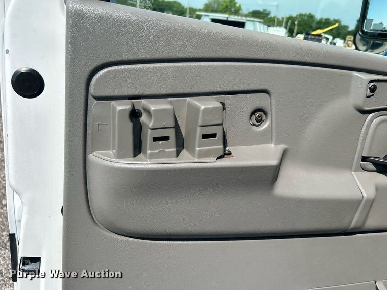 image for item KW9221 2006 Chevrolet Express G3500  school bus