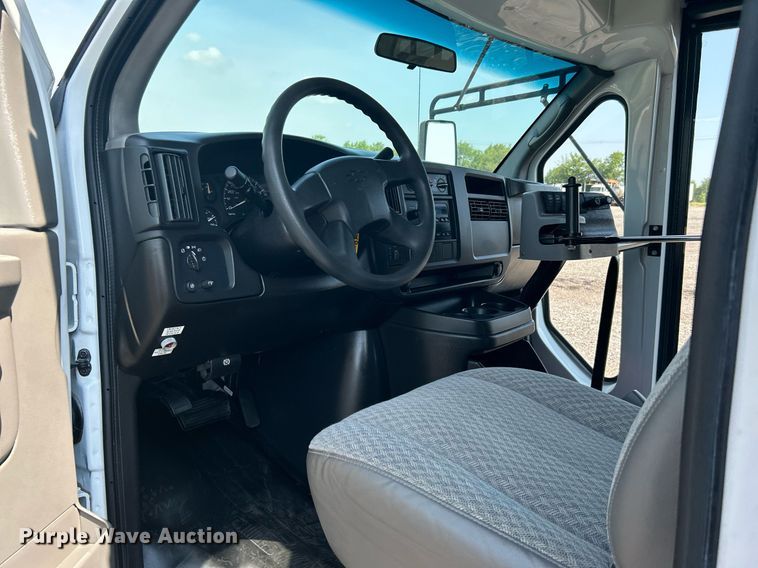 image for item KW9221 2006 Chevrolet Express G3500  school bus