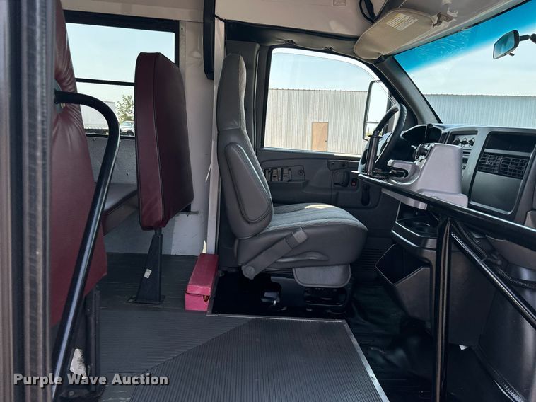 image for item KW9221 2006 Chevrolet Express G3500  school bus