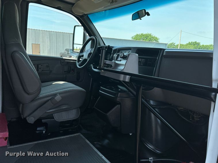 image for item KW9221 2006 Chevrolet Express G3500  school bus