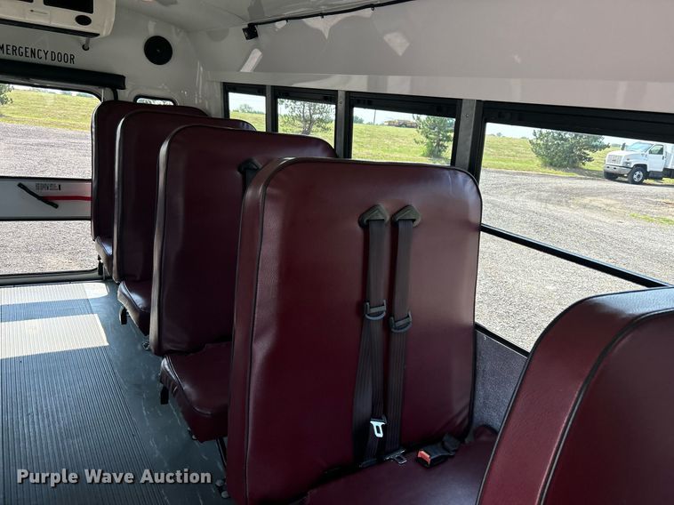 image for item KW9221 2006 Chevrolet Express G3500  school bus