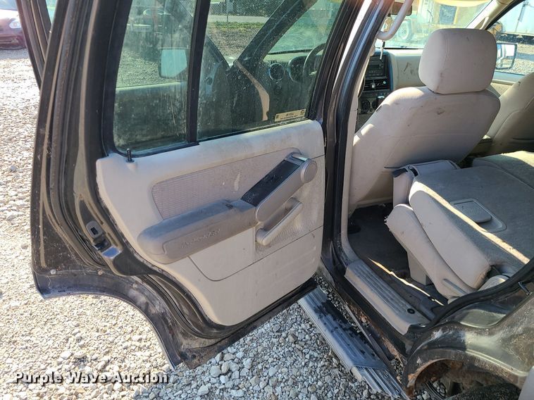 image for item LE9196 2006 Ford Explorer  SUV