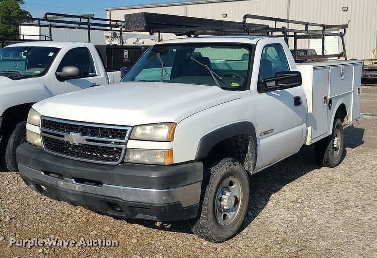 image for item LE9199 2007 Chevrolet Silverado 2500HD  utility bed pickup truck