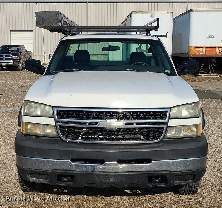 image for item LE9199 2007 Chevrolet Silverado 2500HD  utility bed pickup truck