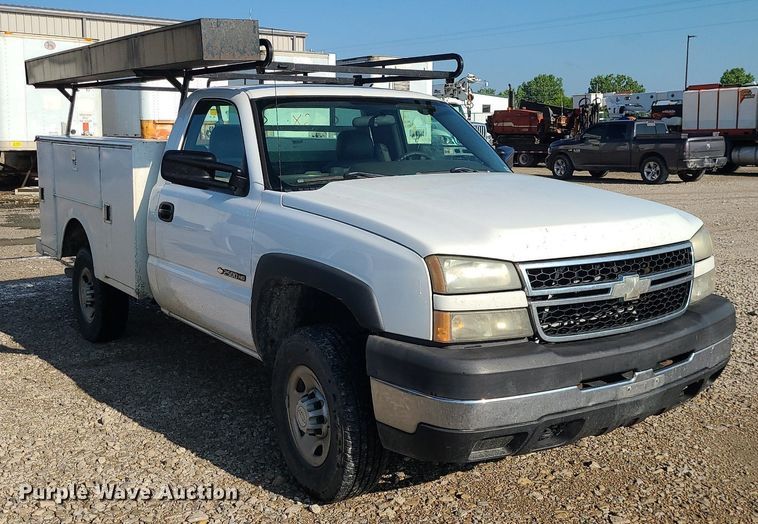 image for item LE9199 2007 Chevrolet Silverado 2500HD  utility bed pickup truck