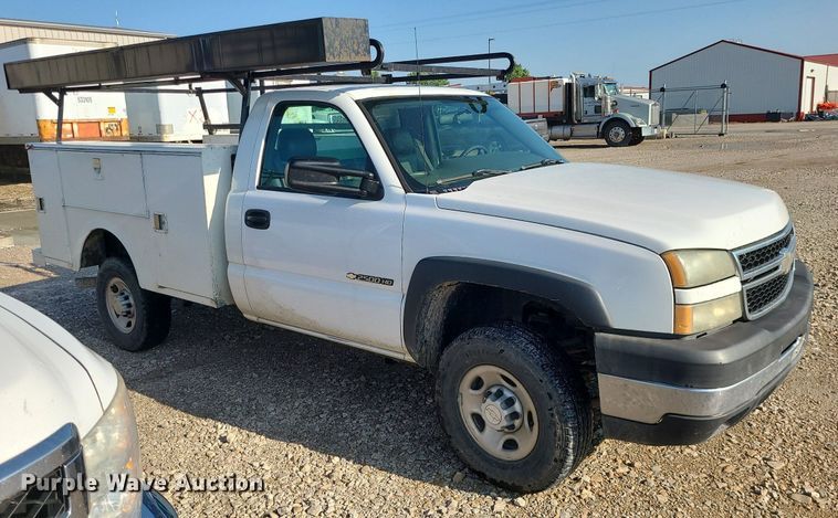 image for item LE9199 2007 Chevrolet Silverado 2500HD  utility bed pickup truck