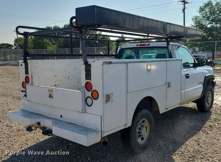 image for item LE9199 2007 Chevrolet Silverado 2500HD  utility bed pickup truck