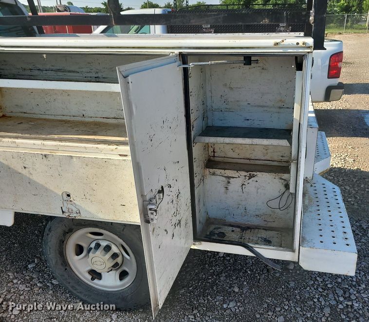 image for item LE9199 2007 Chevrolet Silverado 2500HD  utility bed pickup truck