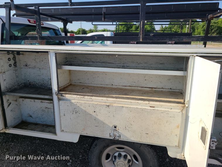 image for item LE9199 2007 Chevrolet Silverado 2500HD  utility bed pickup truck