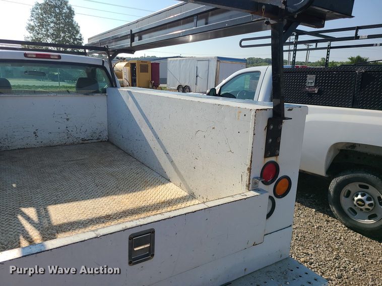 image for item LE9199 2007 Chevrolet Silverado 2500HD  utility bed pickup truck