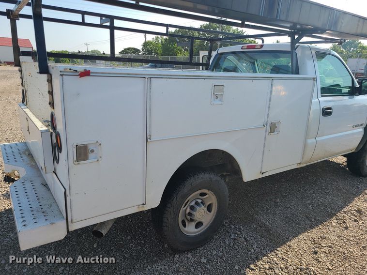 image for item LE9199 2007 Chevrolet Silverado 2500HD  utility bed pickup truck