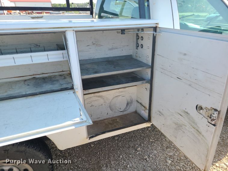 image for item LE9199 2007 Chevrolet Silverado 2500HD  utility bed pickup truck